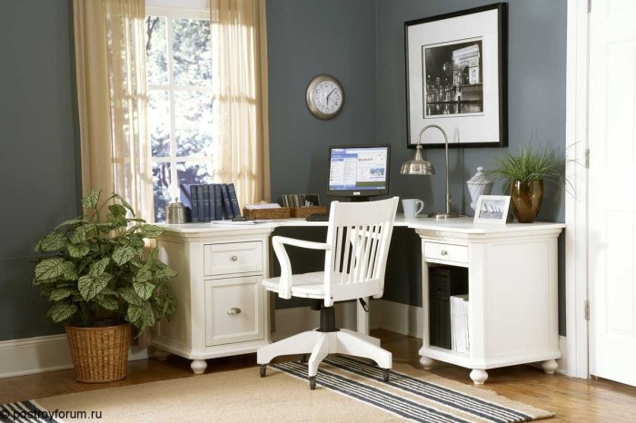 How to decorate a corner behind office chair