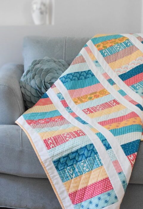 How to decorate room with colorful quilt