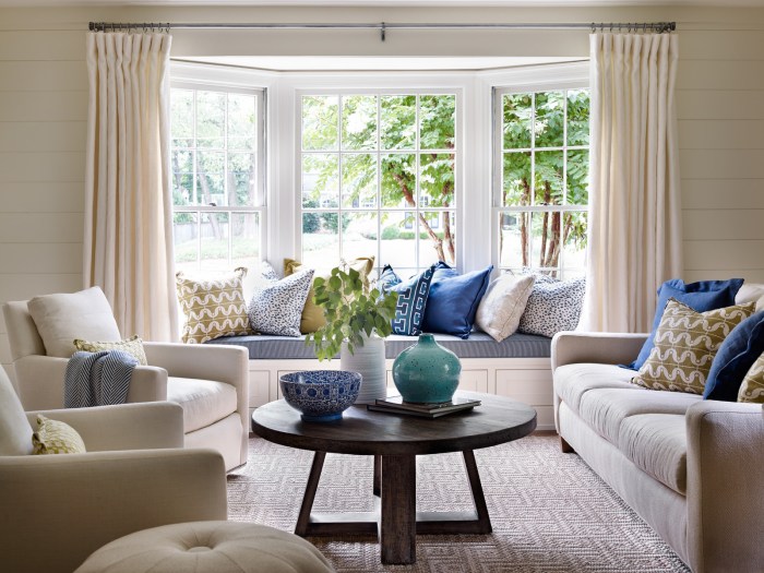 How to decorate living room with bay window