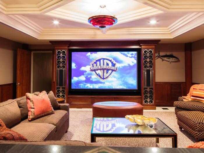 How to decorate a movie room